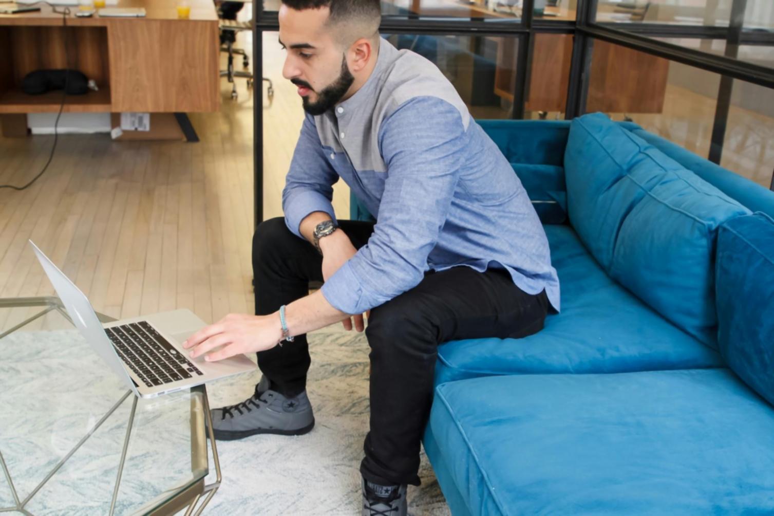 Espace de formation moderne avec outils de planification financière